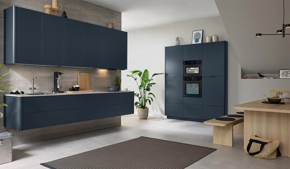 Beckermann Küchen Comfort Plus – L-Küche Magnolie mit Theke – Dunkelblau matt