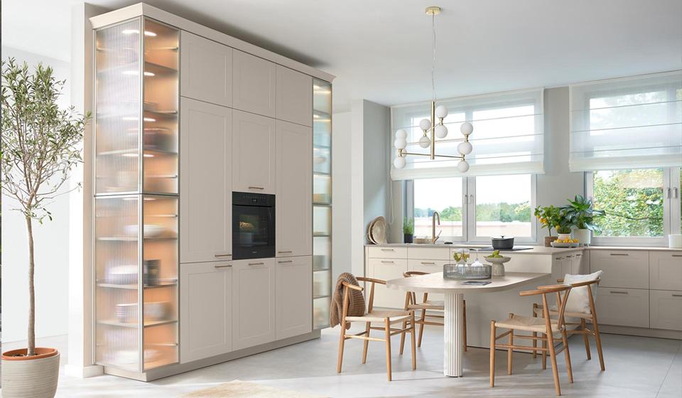 Beckermann Küchen Natural Oak – Offene Wohnküche Eiche Natur mit Insel – Hellgrau matt