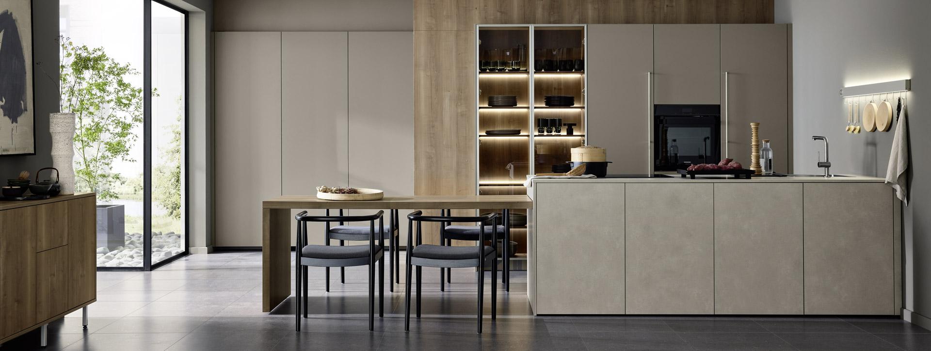 Beckermann Küchen Mattlack Urban – Moderne Küchenzeile Schiefergrau – Graubeige matt mit Holzakzenten